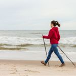 Nordic Walking: Dlaczego powinieneś chodzić z kijkami
